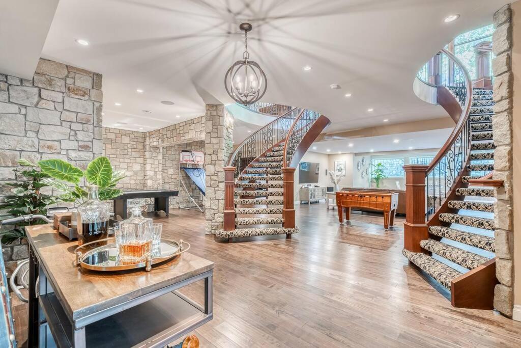 French Chateau W/Swim Spa & Theatre: 11,700 Sqft Calgary Bagian luar foto