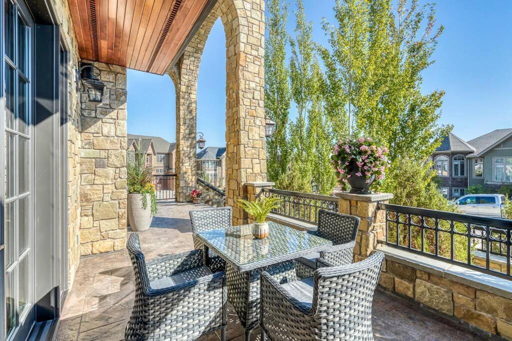 French Chateau W/Swim Spa & Theatre: 11,700 Sqft Calgary Bagian luar foto
