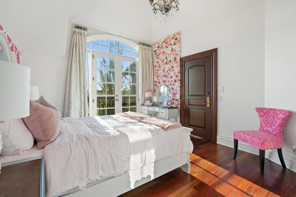 French Chateau W/Swim Spa & Theatre: 11,700 Sqft Calgary Bagian luar foto
