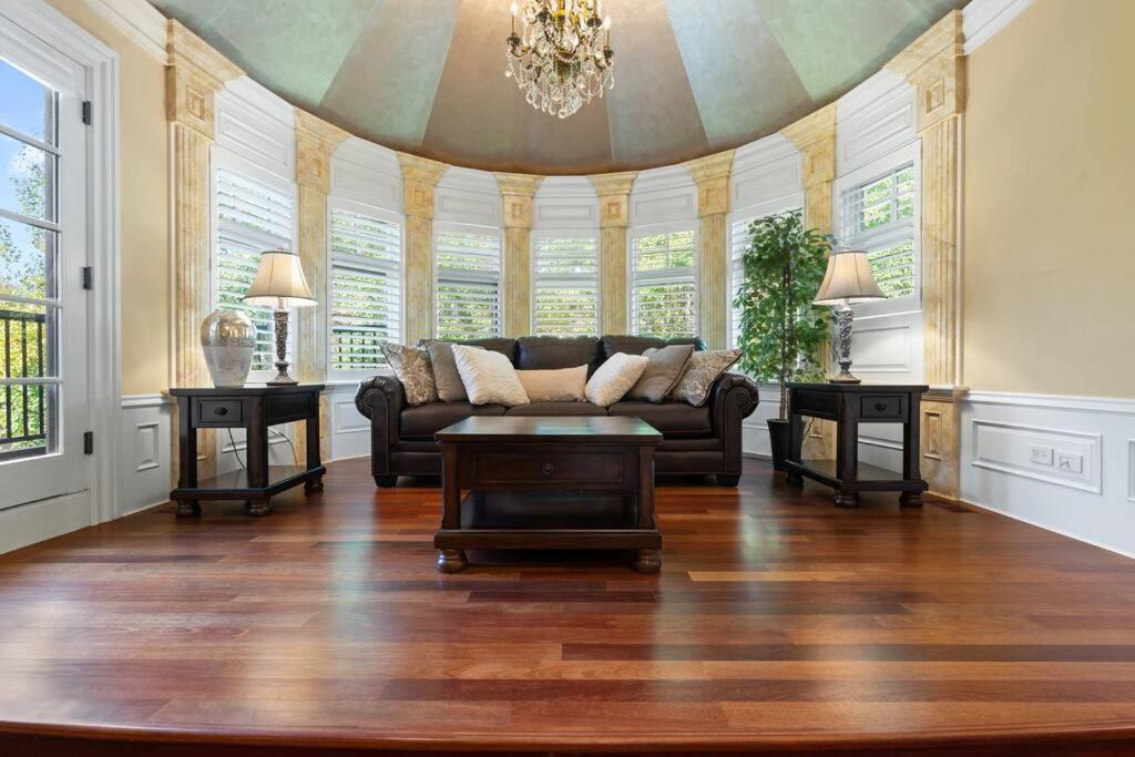 French Chateau W/Swim Spa & Theatre: 11,700 Sqft Calgary Bagian luar foto
