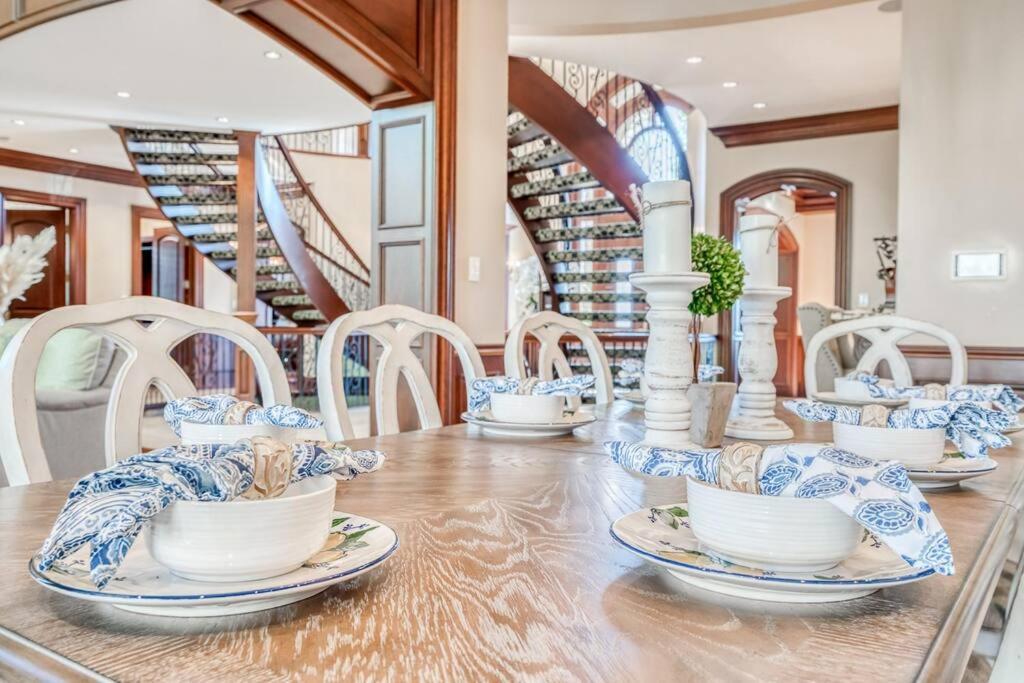 French Chateau W/Swim Spa & Theatre: 11,700 Sqft Calgary Bagian luar foto