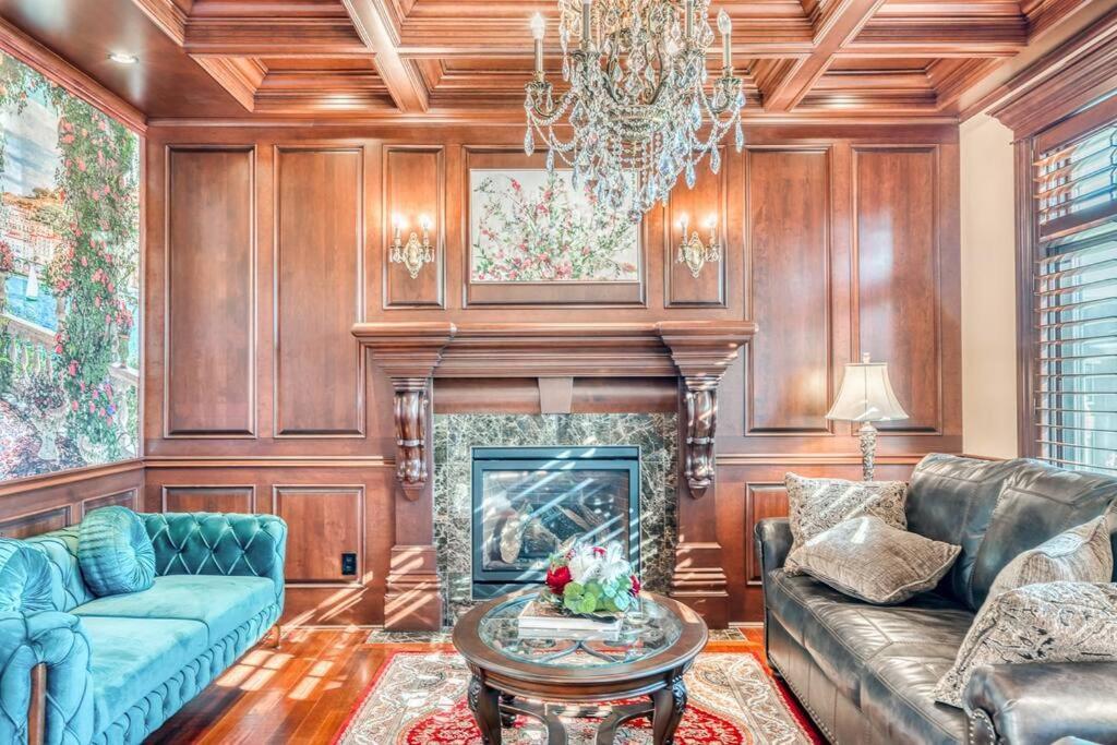 French Chateau W/Swim Spa & Theatre: 11,700 Sqft Calgary Bagian luar foto