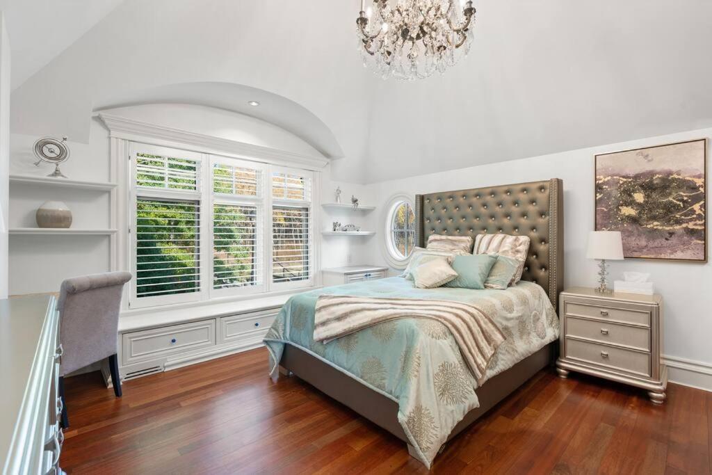 French Chateau W/Swim Spa & Theatre: 11,700 Sqft Calgary Bagian luar foto