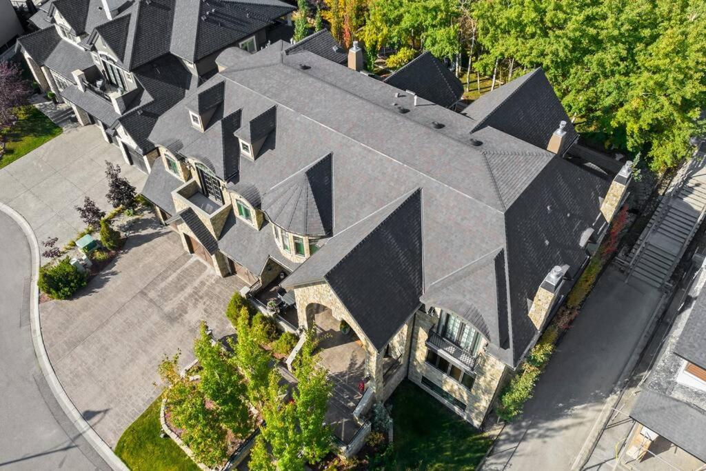 French Chateau W/Swim Spa & Theatre: 11,700 Sqft Calgary Bagian luar foto