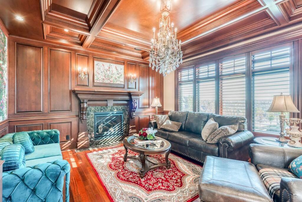 French Chateau W/Swim Spa & Theatre: 11,700 Sqft Calgary Bagian luar foto