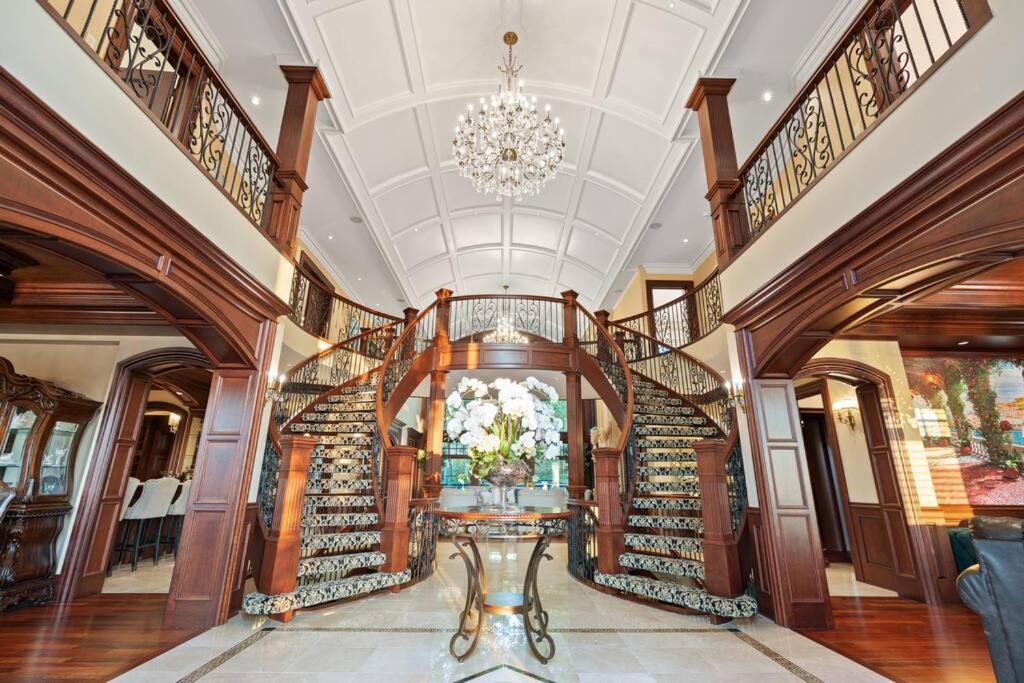 French Chateau W/Swim Spa & Theatre: 11,700 Sqft Calgary Bagian luar foto