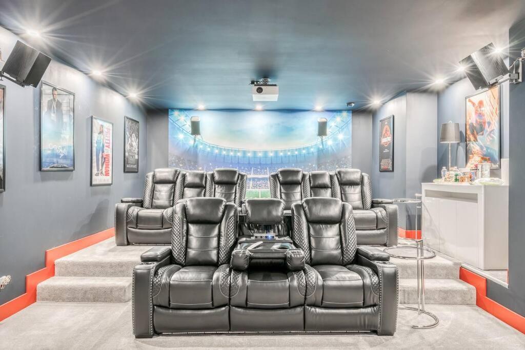 French Chateau W/Swim Spa & Theatre: 11,700 Sqft Calgary Bagian luar foto