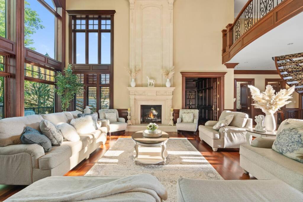 French Chateau W/Swim Spa & Theatre: 11,700 Sqft Calgary Bagian luar foto