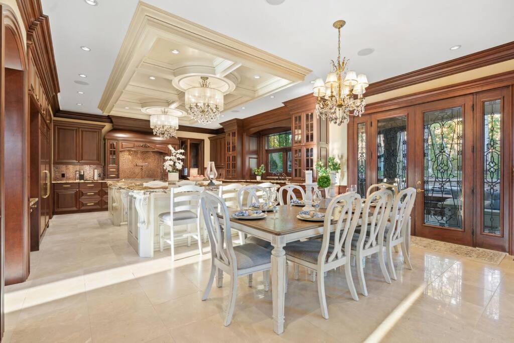 French Chateau W/Swim Spa & Theatre: 11,700 Sqft Calgary Bagian luar foto