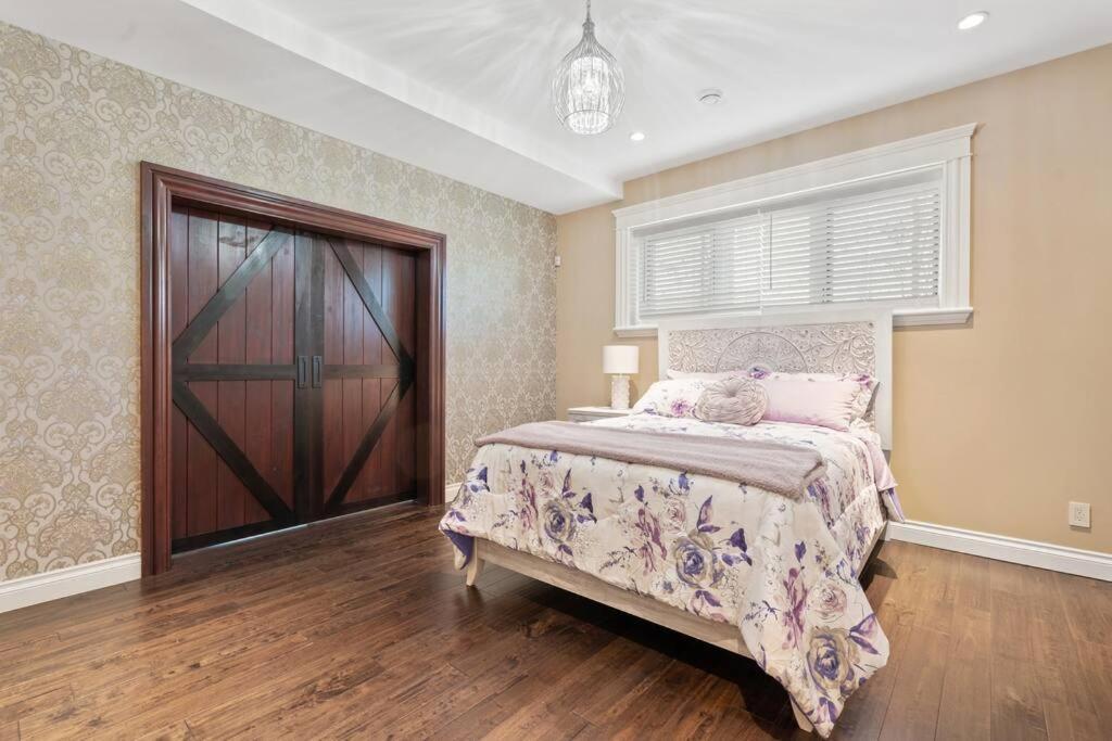 French Chateau W/Swim Spa & Theatre: 11,700 Sqft Calgary Bagian luar foto
