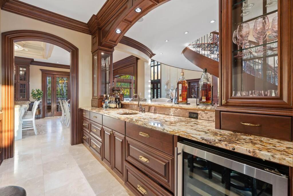 French Chateau W/Swim Spa & Theatre: 11,700 Sqft Calgary Bagian luar foto