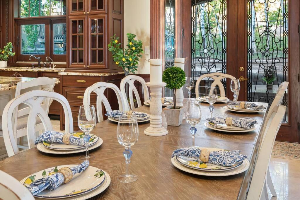 French Chateau W/Swim Spa & Theatre: 11,700 Sqft Calgary Bagian luar foto