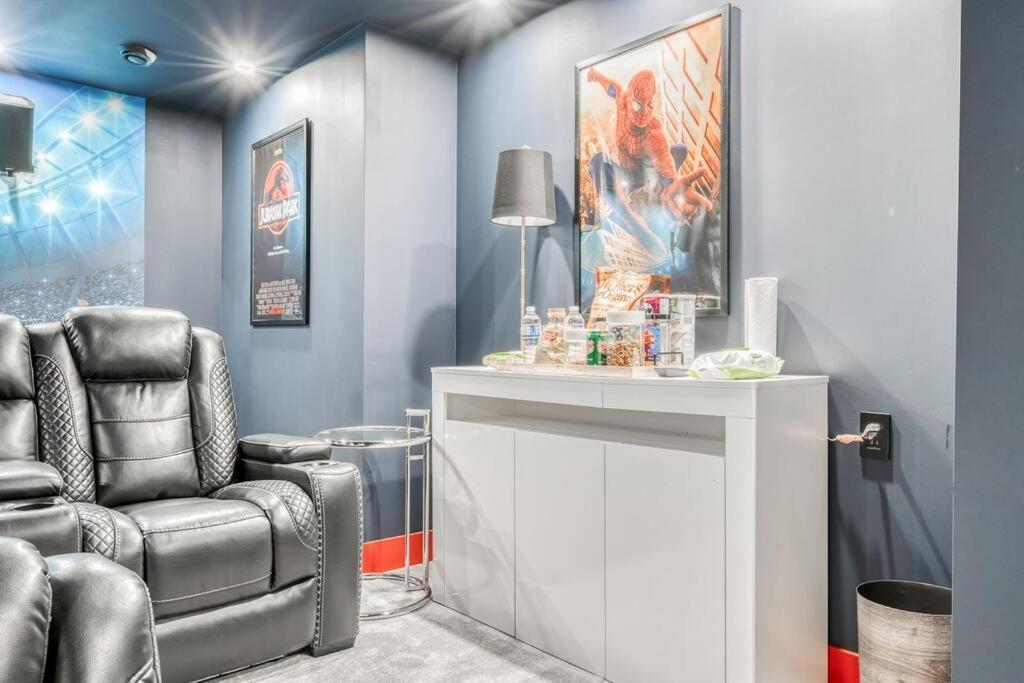 French Chateau W/Swim Spa & Theatre: 11,700 Sqft Calgary Bagian luar foto