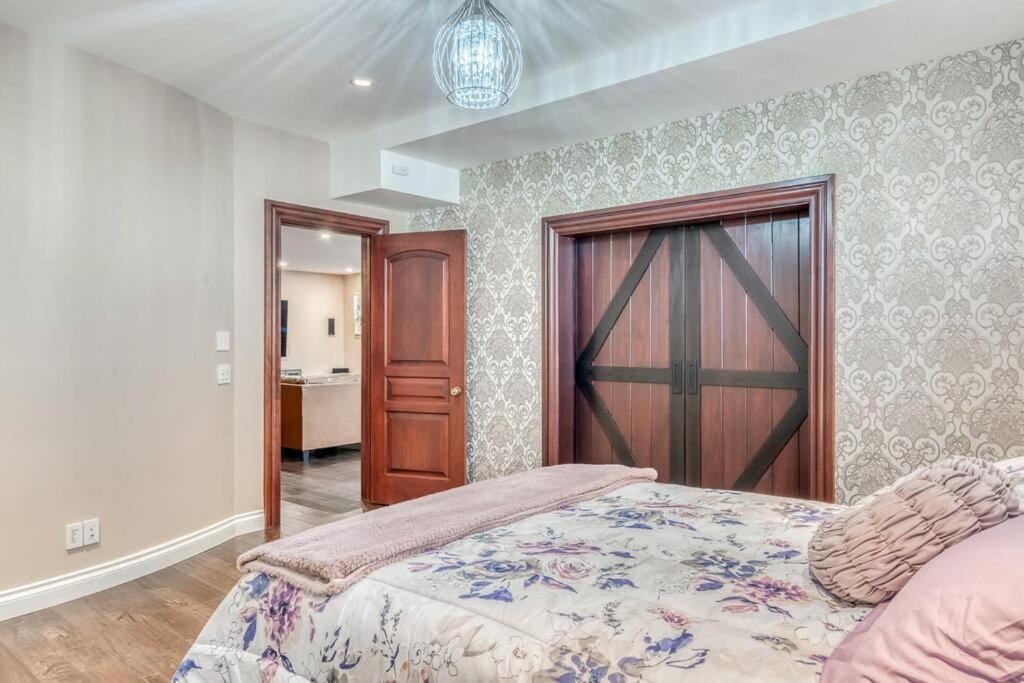 French Chateau W/Swim Spa & Theatre: 11,700 Sqft Calgary Bagian luar foto