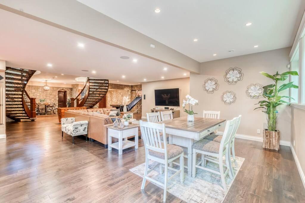 French Chateau W/Swim Spa & Theatre: 11,700 Sqft Calgary Bagian luar foto