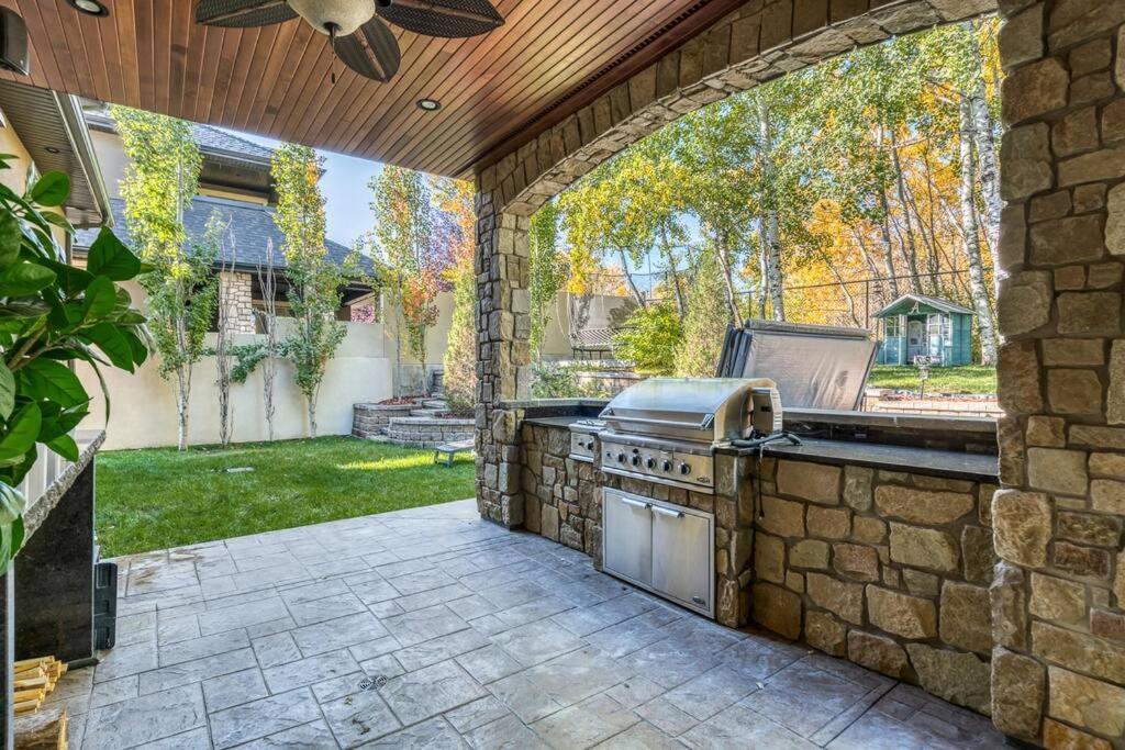 French Chateau W/Swim Spa & Theatre: 11,700 Sqft Calgary Bagian luar foto