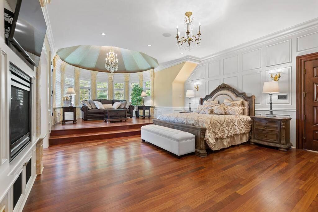 French Chateau W/Swim Spa & Theatre: 11,700 Sqft Calgary Bagian luar foto