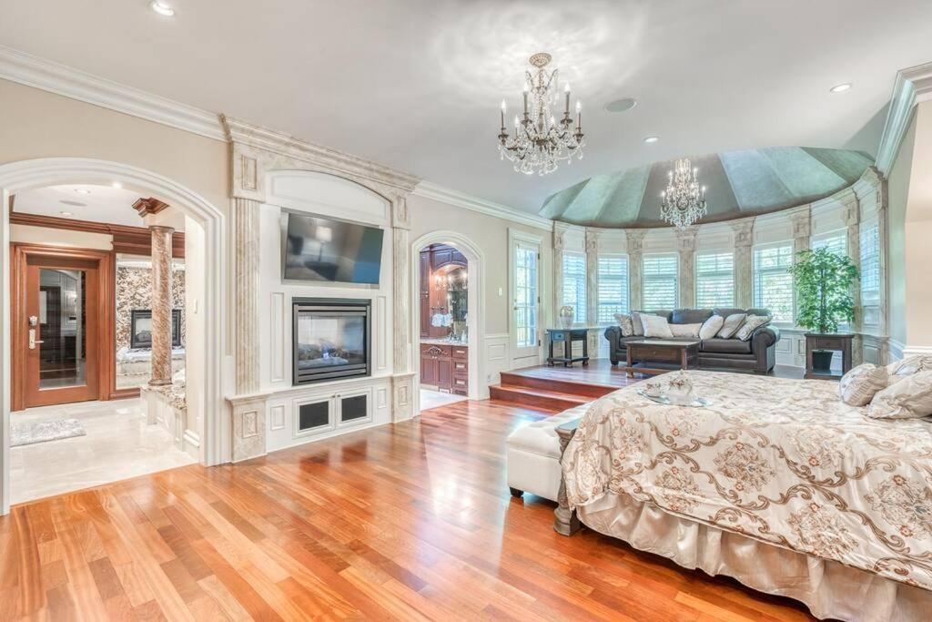 French Chateau W/Swim Spa & Theatre: 11,700 Sqft Calgary Bagian luar foto