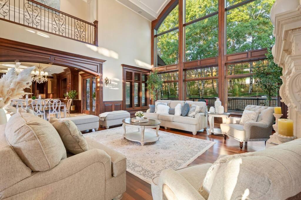 French Chateau W/Swim Spa & Theatre: 11,700 Sqft Calgary Bagian luar foto