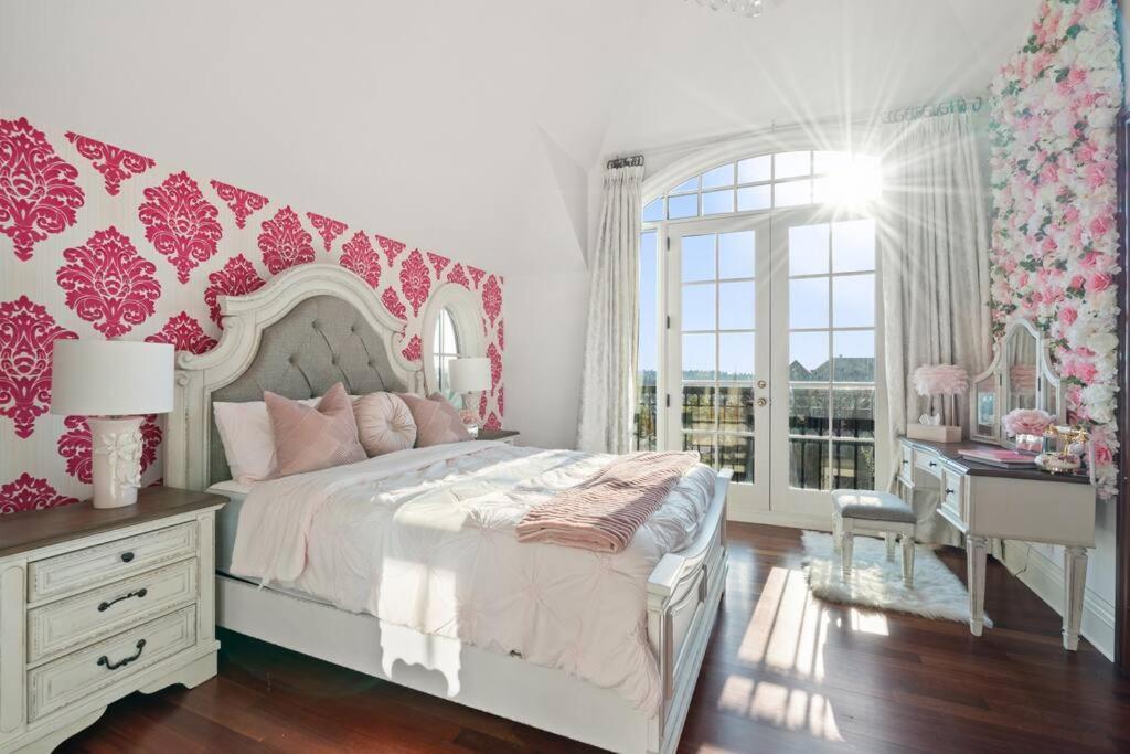French Chateau W/Swim Spa & Theatre: 11,700 Sqft Calgary Bagian luar foto