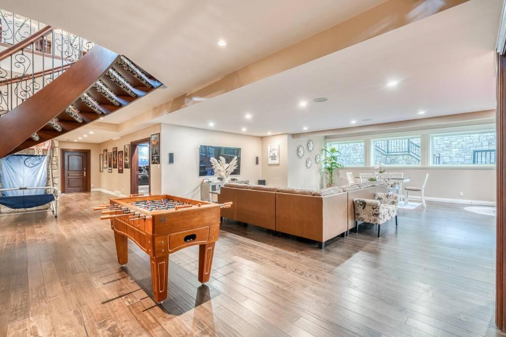 French Chateau W/Swim Spa & Theatre: 11,700 Sqft Calgary Bagian luar foto