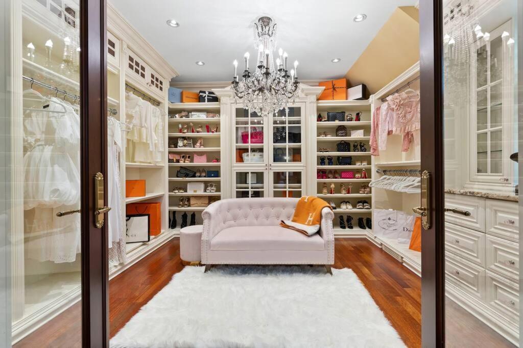 French Chateau W/Swim Spa & Theatre: 11,700 Sqft Calgary Bagian luar foto