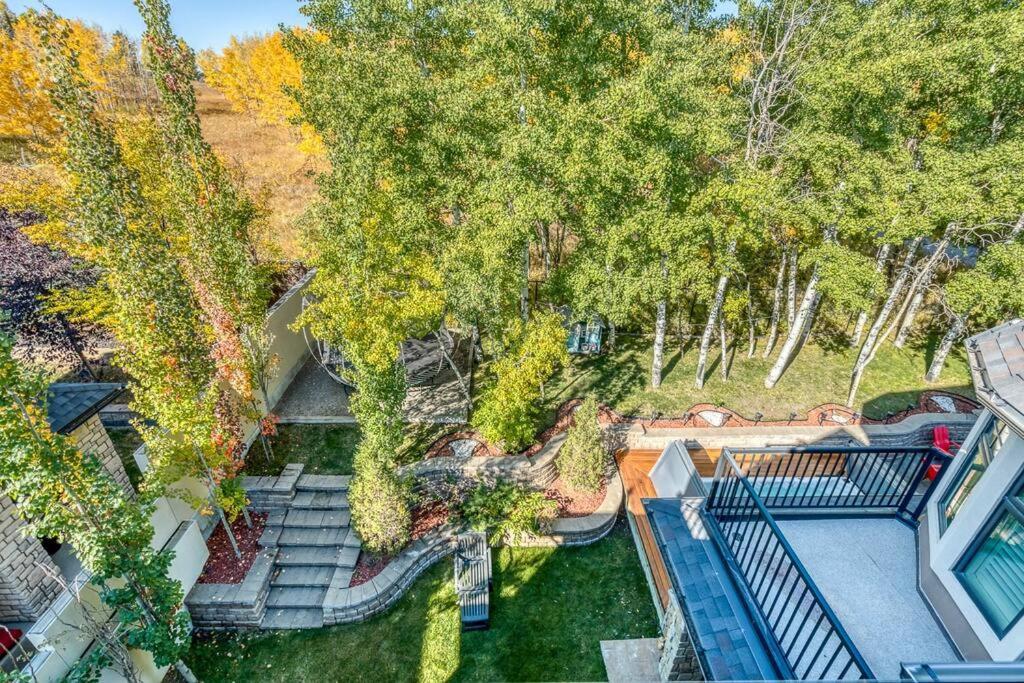 French Chateau W/Swim Spa & Theatre: 11,700 Sqft Calgary Bagian luar foto