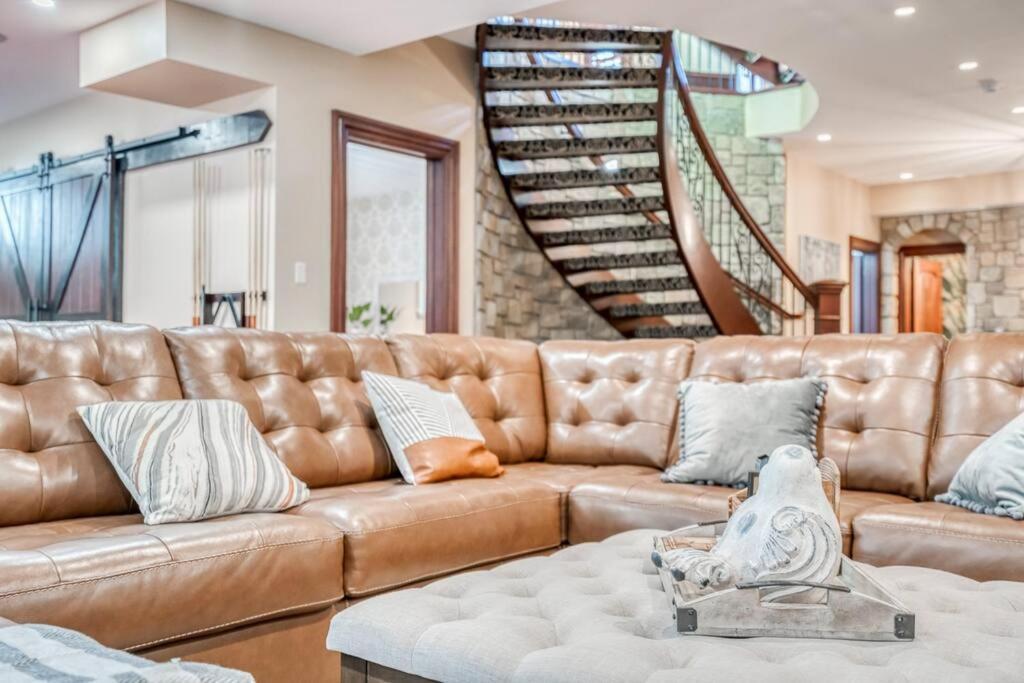 French Chateau W/Swim Spa & Theatre: 11,700 Sqft Calgary Bagian luar foto