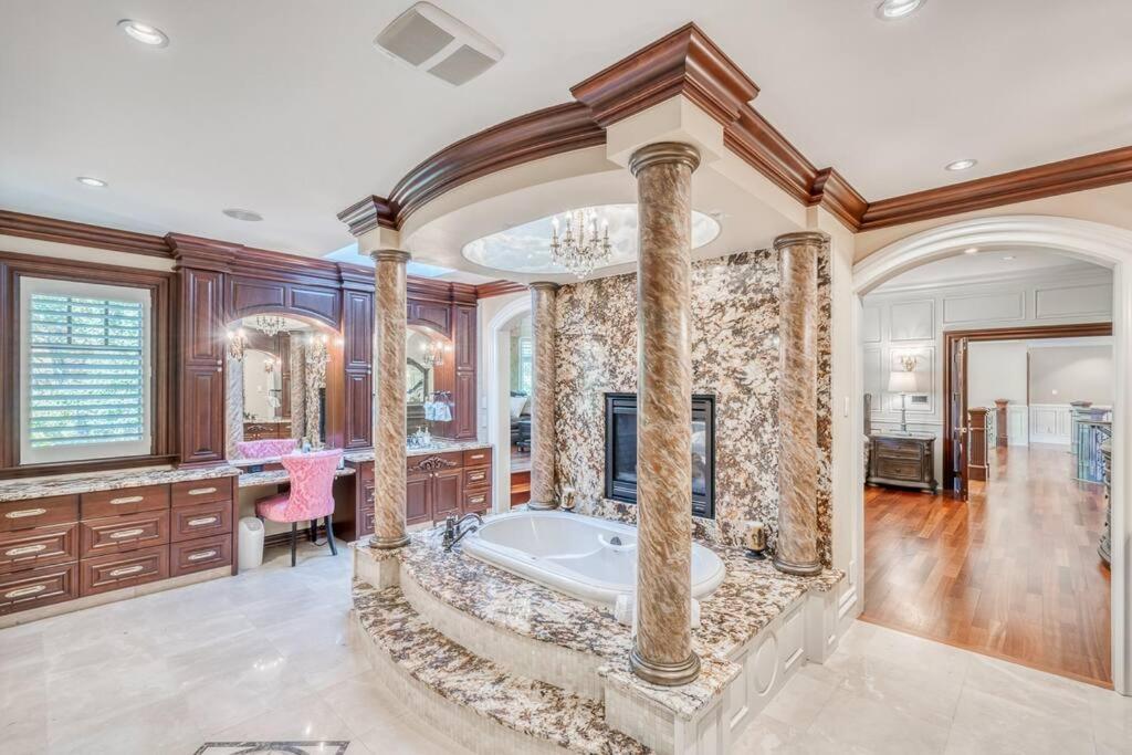 French Chateau W/Swim Spa & Theatre: 11,700 Sqft Calgary Bagian luar foto