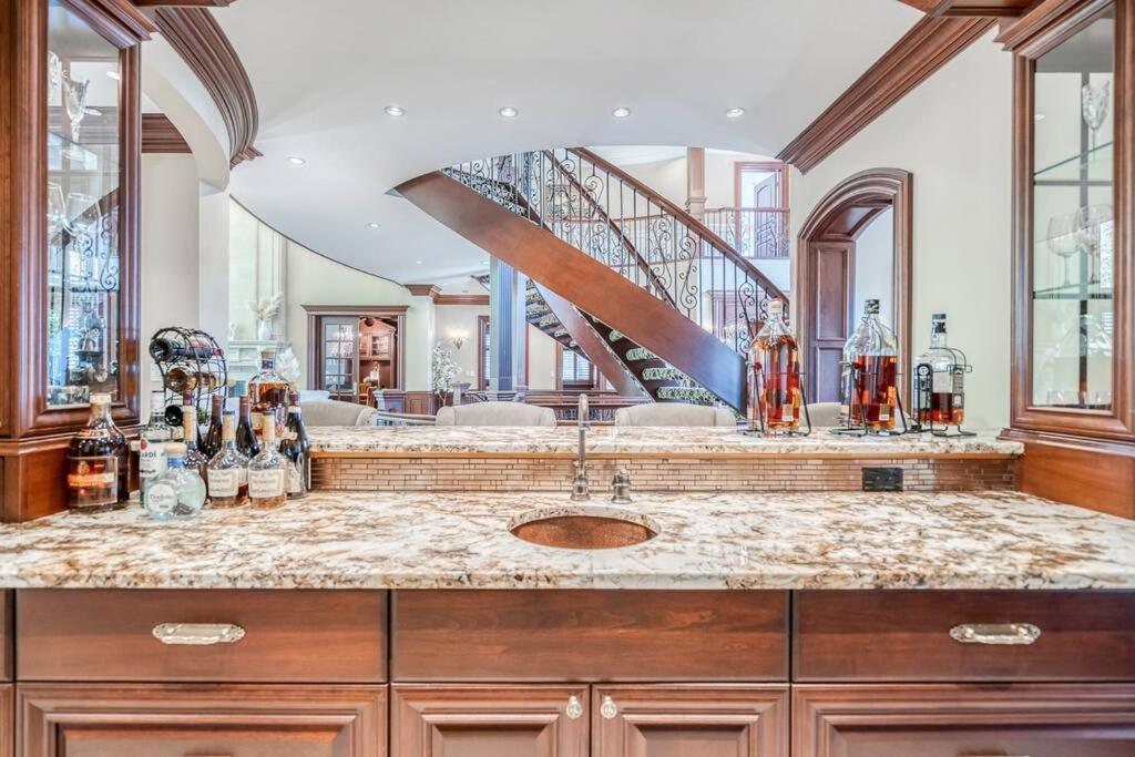 French Chateau W/Swim Spa & Theatre: 11,700 Sqft Calgary Bagian luar foto
