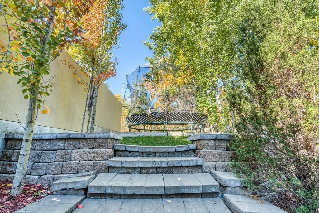 French Chateau W/Swim Spa & Theatre: 11,700 Sqft Calgary Bagian luar foto