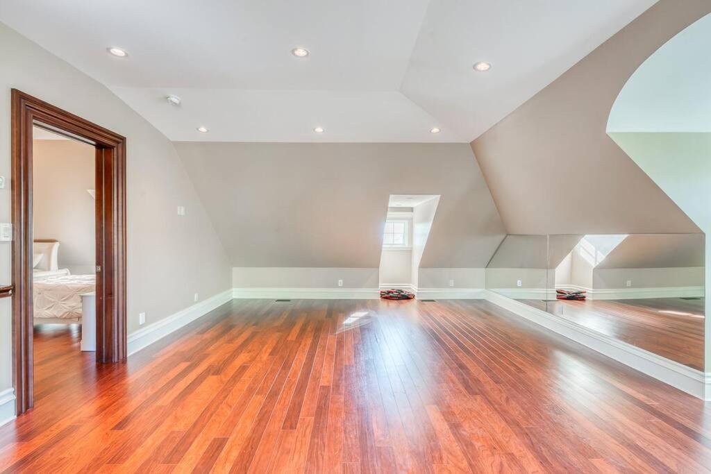 French Chateau W/Swim Spa & Theatre: 11,700 Sqft Calgary Bagian luar foto