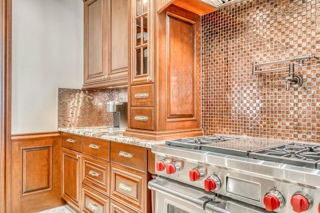 French Chateau W/Swim Spa & Theatre: 11,700 Sqft Calgary Bagian luar foto
