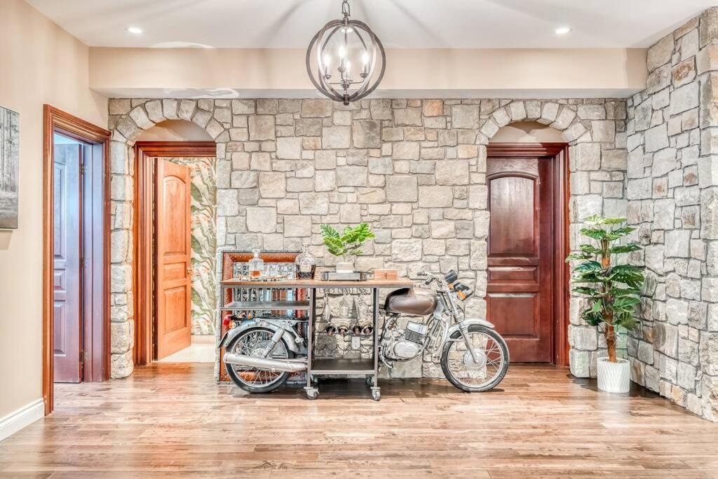 French Chateau W/Swim Spa & Theatre: 11,700 Sqft Calgary Bagian luar foto