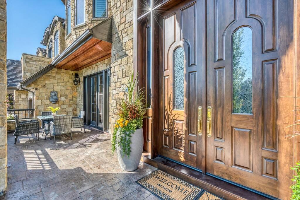 French Chateau W/Swim Spa & Theatre: 11,700 Sqft Calgary Bagian luar foto