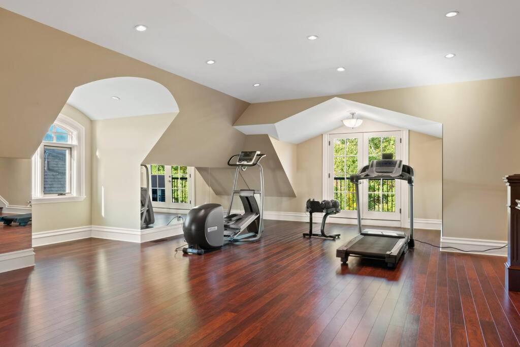 French Chateau W/Swim Spa & Theatre: 11,700 Sqft Calgary Bagian luar foto