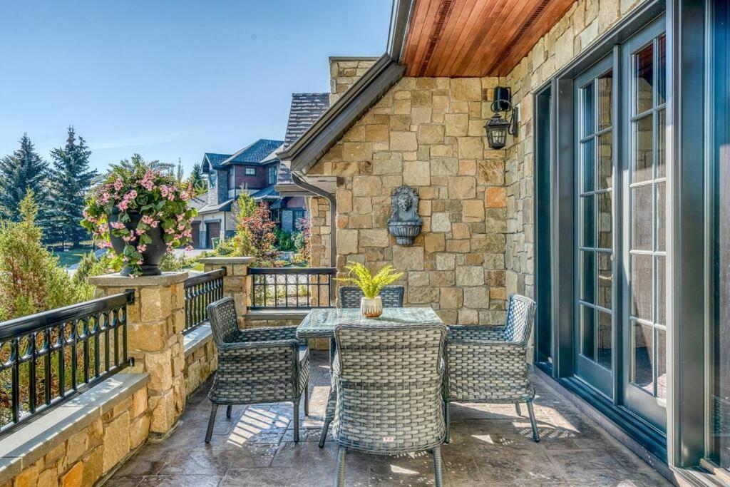 French Chateau W/Swim Spa & Theatre: 11,700 Sqft Calgary Bagian luar foto