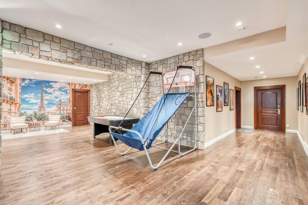 French Chateau W/Swim Spa & Theatre: 11,700 Sqft Calgary Bagian luar foto