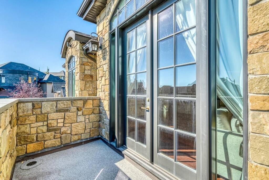 French Chateau W/Swim Spa & Theatre: 11,700 Sqft Calgary Bagian luar foto