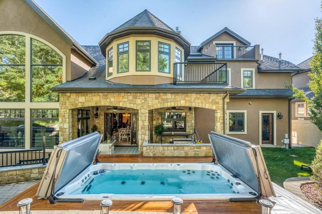 French Chateau W/Swim Spa & Theatre: 11,700 Sqft Calgary Bagian luar foto