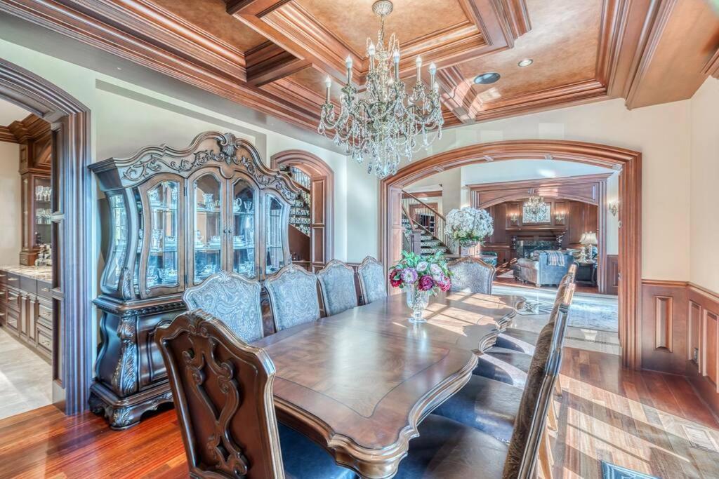 French Chateau W/Swim Spa & Theatre: 11,700 Sqft Calgary Bagian luar foto