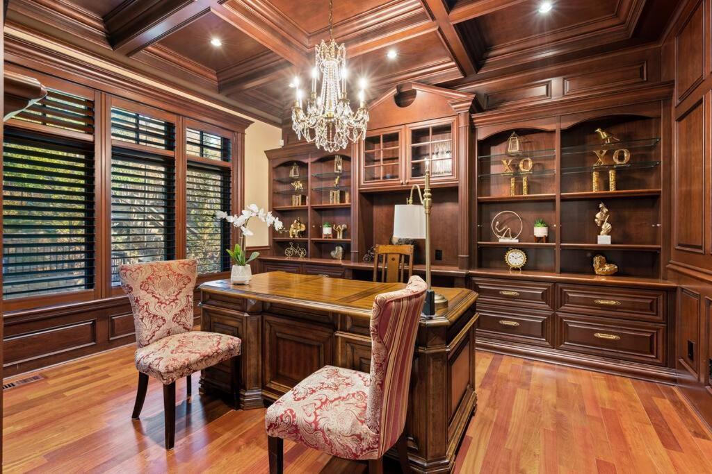 French Chateau W/Swim Spa & Theatre: 11,700 Sqft Calgary Bagian luar foto