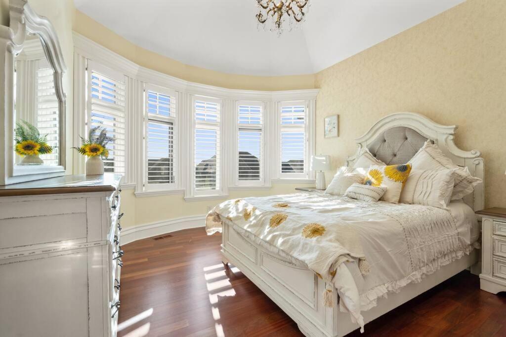 French Chateau W/Swim Spa & Theatre: 11,700 Sqft Calgary Bagian luar foto