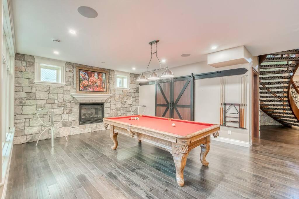 French Chateau W/Swim Spa & Theatre: 11,700 Sqft Calgary Bagian luar foto