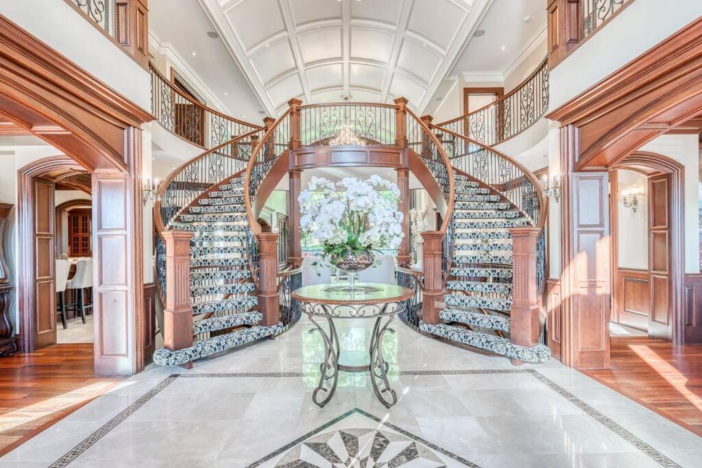 French Chateau W/Swim Spa & Theatre: 11,700 Sqft Calgary Bagian luar foto